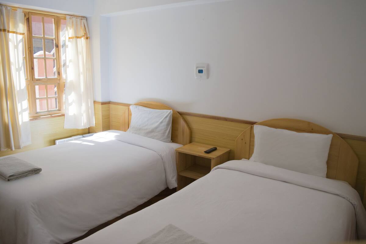 Chambre avec lits jumeaux | Couette en duvet d'oie, surmatelas, Wi-Fi gratuit, draps fournis