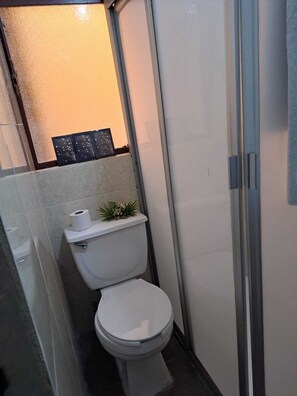 Ducha, artículos de higiene personal gratuitos y toallas