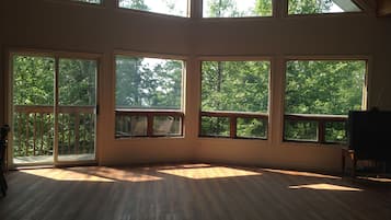 Standard Single Room, 1 Queen Bed (Room 2) | Living room