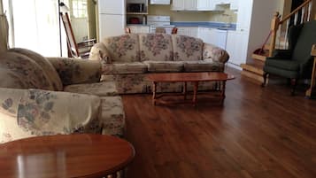 Deluxe Cottage, 3 Bedrooms, Kitchen | Living area