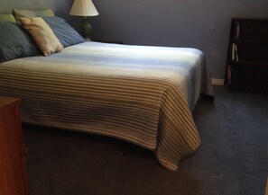 Deluxe Cottage, 3 Bedrooms, Kitchen | Desk, laptop workspace, bed sheets - Warbler's Roost Country Inn B&B (Unorganized Centre Parry Sound)