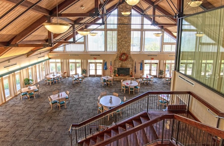 Se sirven desayunos, almuerzos y cenas; cocina americana