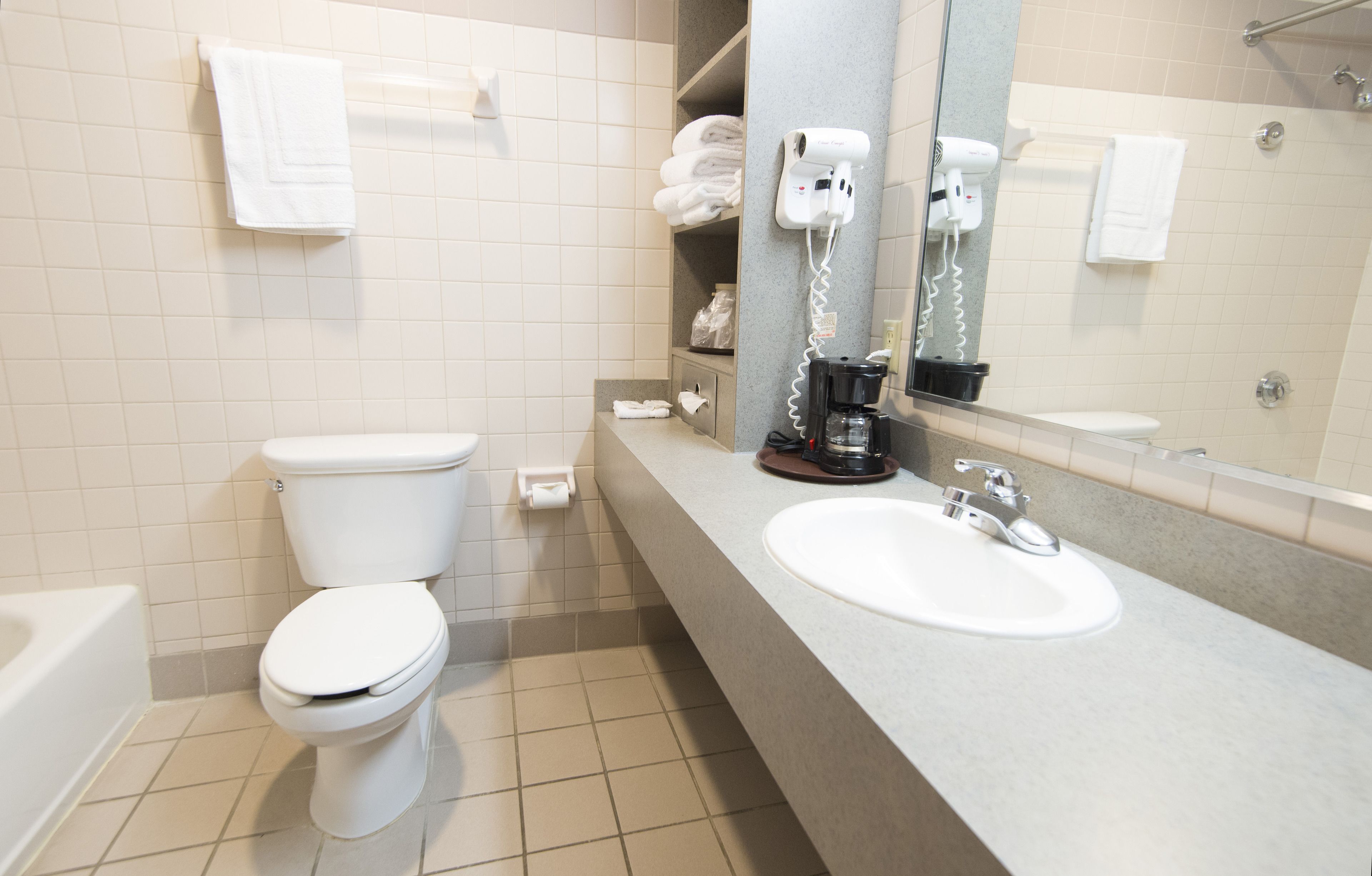 combined shower/bathtub, towels