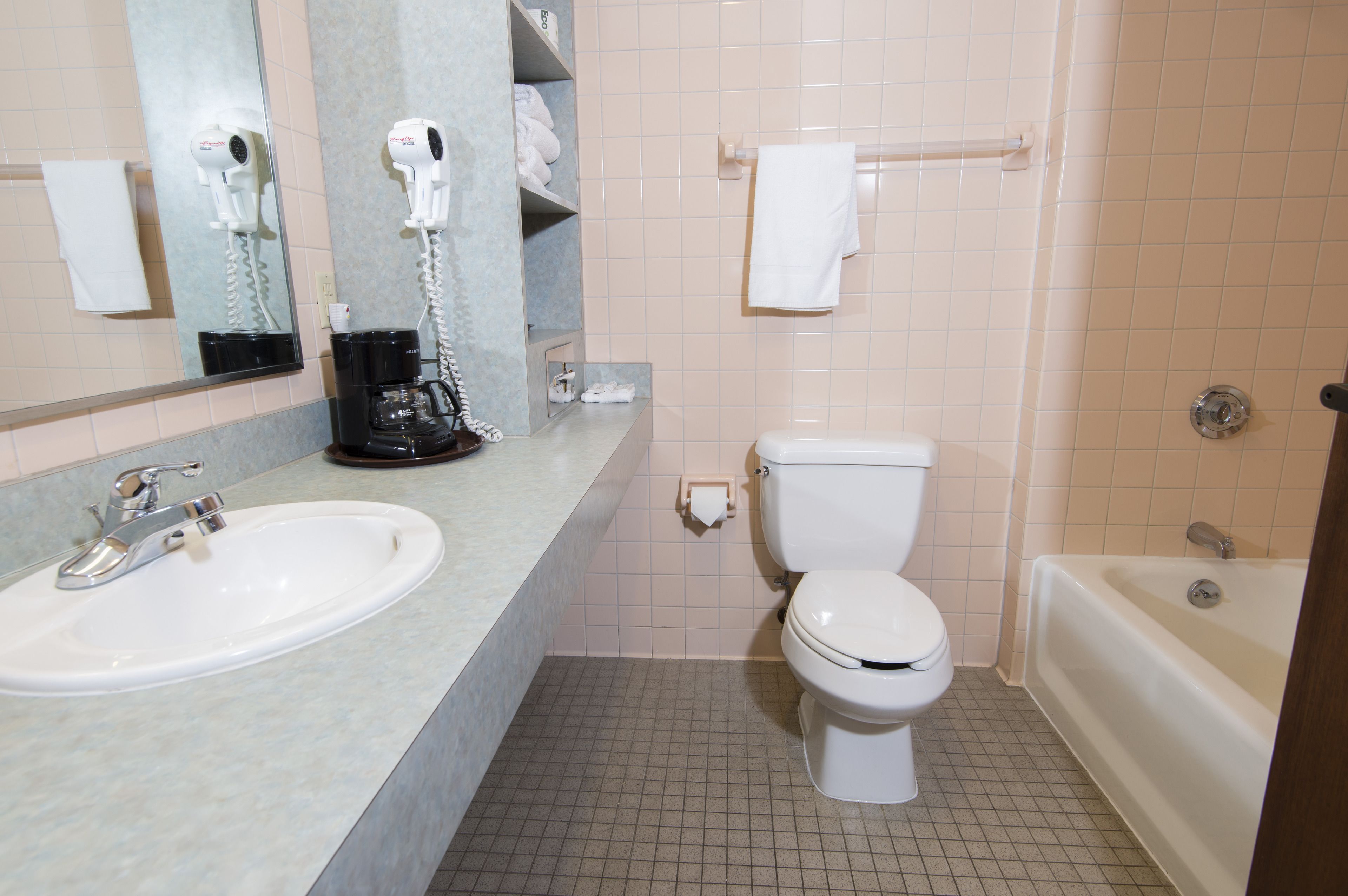 combined shower/bathtub, towels