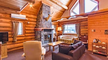 Deluxe Villa, Non Smoking | Desk, free WiFi, bed sheets