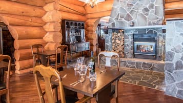 Breakfast, lunch and dinner served