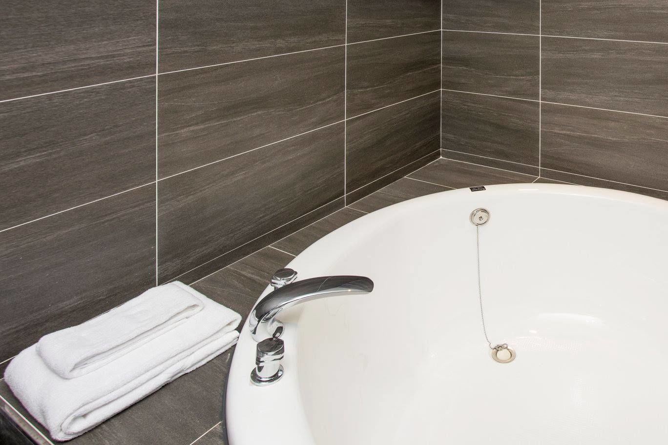 deluxe double room | bathroom amenities | shower, free toiletries, hair dryer, slippers