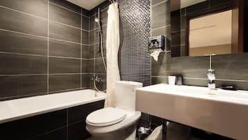 Habitación doble superior | Baño | Ducha, artículos de higiene personal gratuitos y secador de pelo