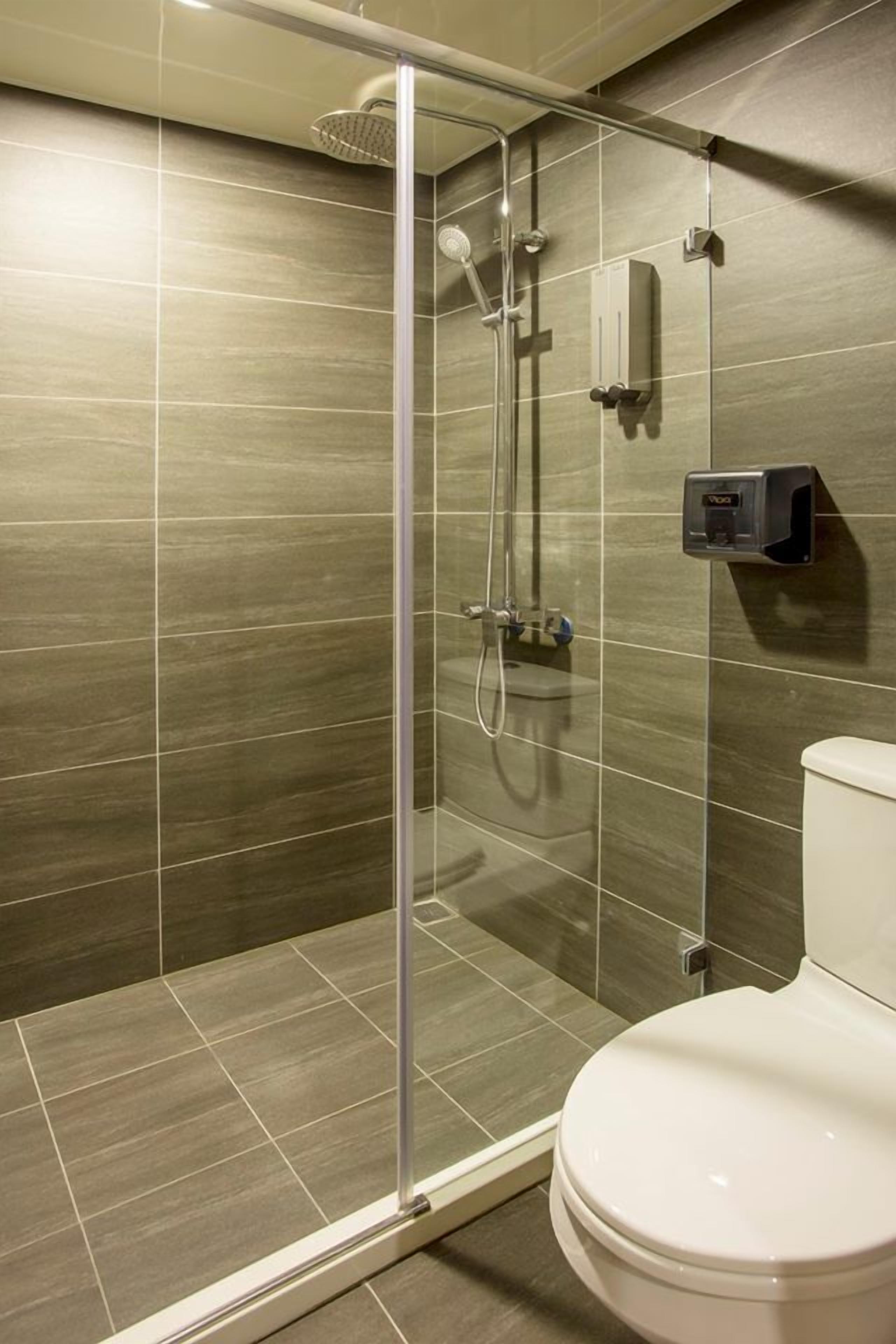 standard double room | bathroom shower