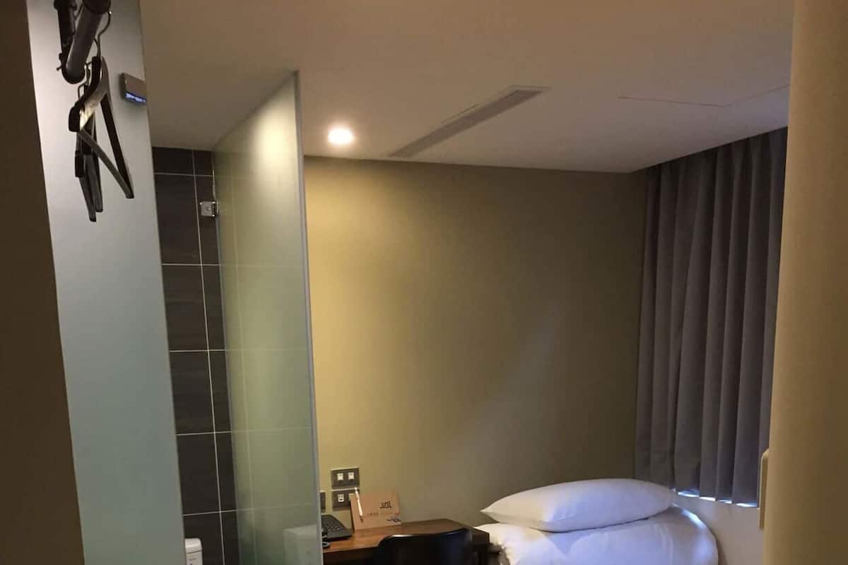 Down comforters, free minibar, soundproofing, free WiFi