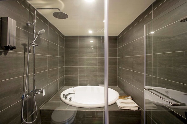 Deluxe Double Room | Deep soaking bathtub