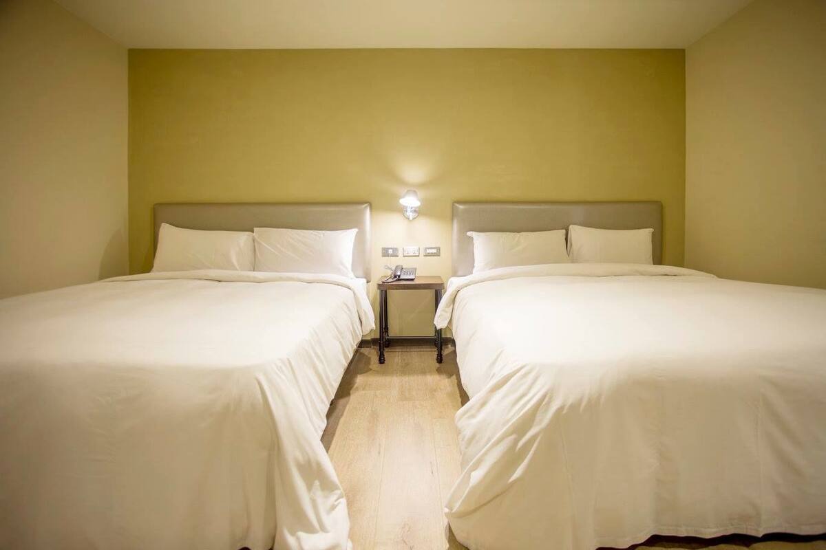 Down comforters, free minibar, soundproofing, free WiFi