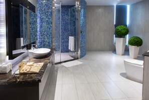 Suite | Badezimmer | Badewanne und Dusche (separat), kostenlose Toilettenartikel