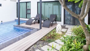 A poolside area with lounge chairs, a small garden, and a modern building with large windows. - All-Ur Boutique Motel - Tai-Tung Branch (Taitung)