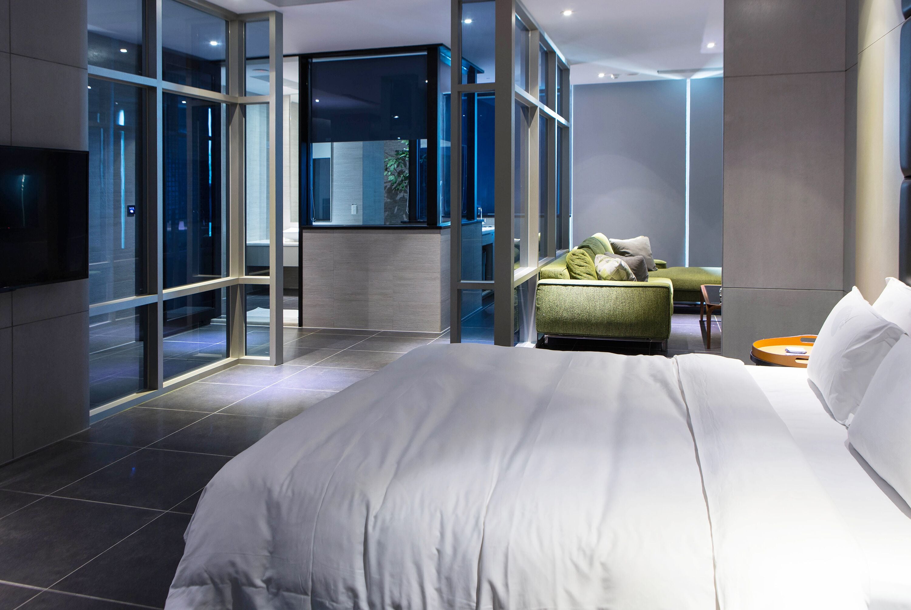 旗舰套房 入住时间6pm开始 | 办公桌、遮光窗帘、熨斗/熨板、免费 WiFi