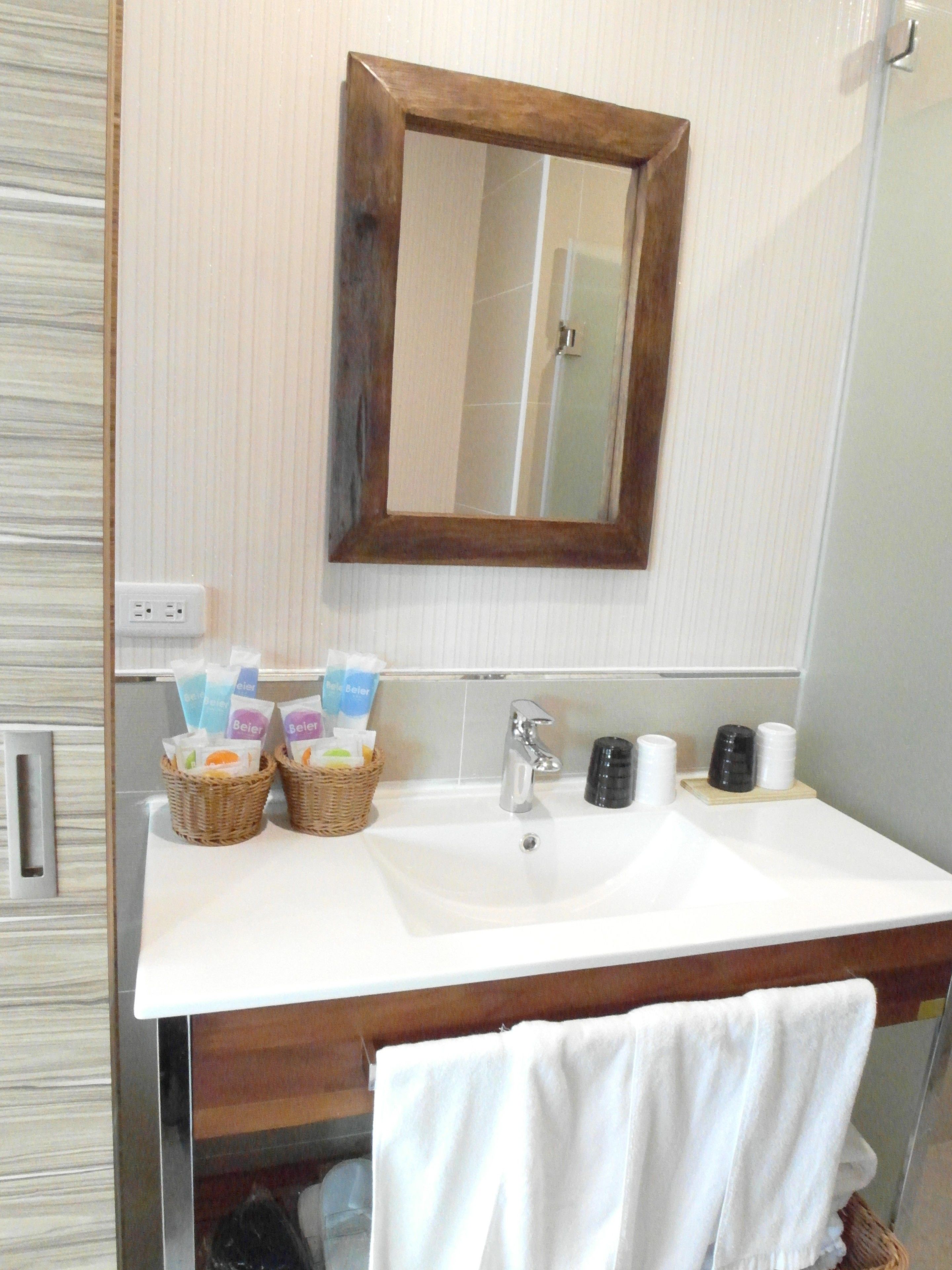 quadruple room (japanese style) | bathroom sink