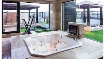 Suite (Check in time starts from 6pm) | Bañera de hidromasaje