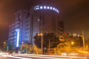 住宿正面 (夜晚)