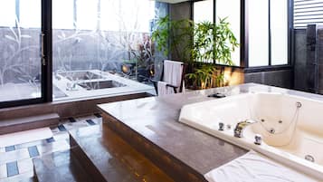 Suite Premier (Check in time starts from 6pm) | Servicios del cuarto de baño | Bañera y ducha independientes y artículos de higiene personal gratuitos