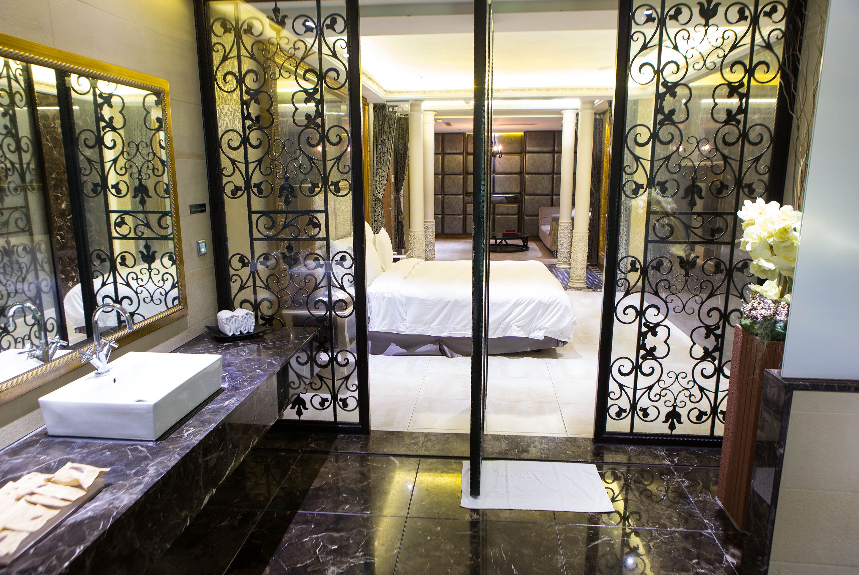 Platinum Suite (Check in time starts from 6pm) | Bathroom | Separate tub and shower, free toiletries, hair dryer, slippers