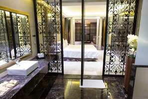 白金套房 (入住時間6pm開始) | 浴室 | 獨立浴缸及淋浴設備、免費梳洗用品、風筒、拖鞋