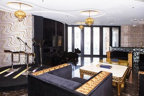 Presidential-Suite (Check in time starts from 6pm) | Wohnbereich | 42-Zoll-LCD-Fernseher mit Digitalempfang, Fernseher