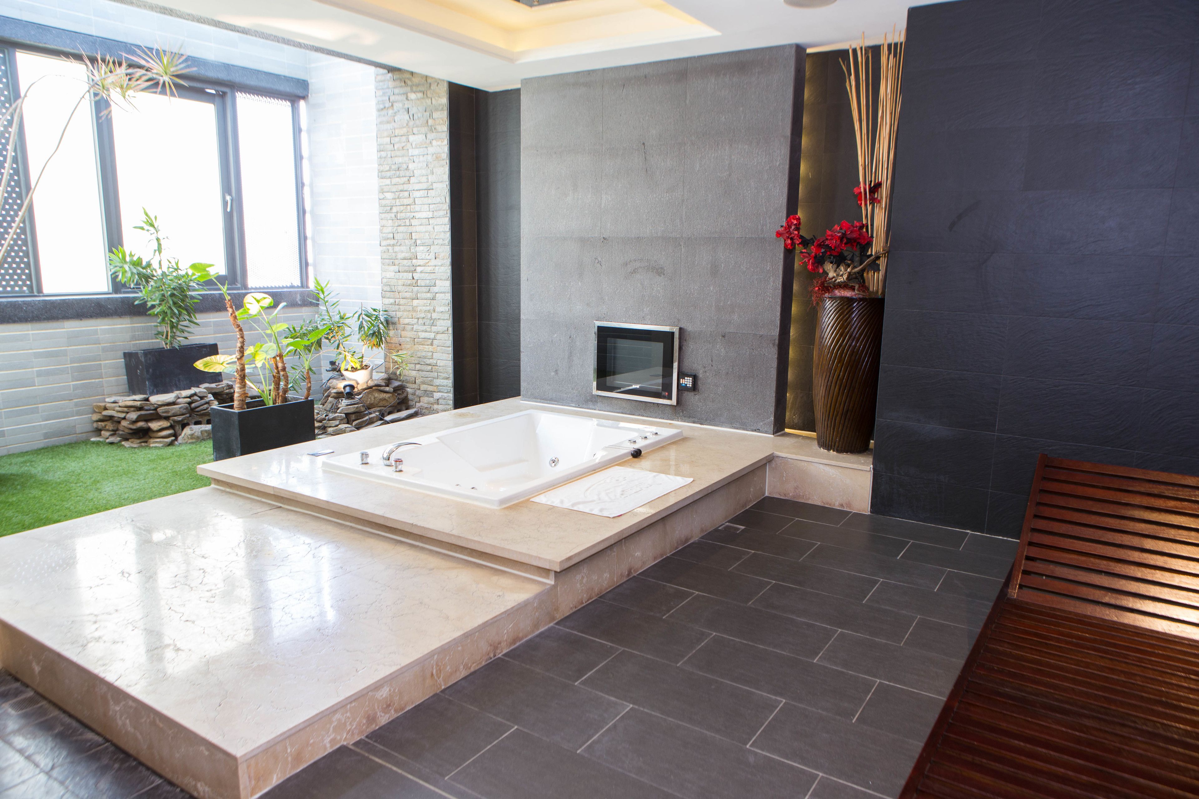 taitanium suite | jetted bathtub