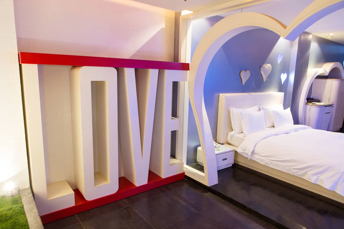 Suite (Check in time starts from 6pm) | Meja kerja, tirai kedap cahaya, setrika/meja setrika, dan Wi-Fi gratis