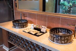 Suite (Check in time starts from 6pm) | Lavabo de la salle de bain