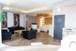 Suite (Check in time starts from 6pm) | Oppholdsrom | En 42-tommers LCD-TV med digitale kanaler samt TV