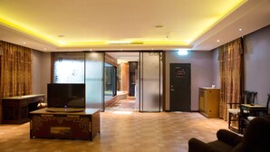 ห้องสวีท (Check in time starts from 6pm) | บริเวณนั่งเล่น | ทีวีจอแอลซีดี 42 นิ้ว พร้อมช่องดิจิตอล, ทีวี
