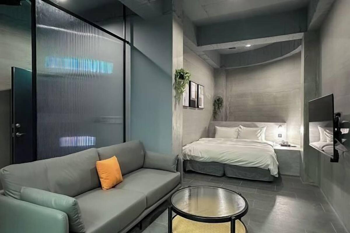 Skrivebord, mørklægningsgardiner, strygejern/strygebræt, gratis Wi-Fi