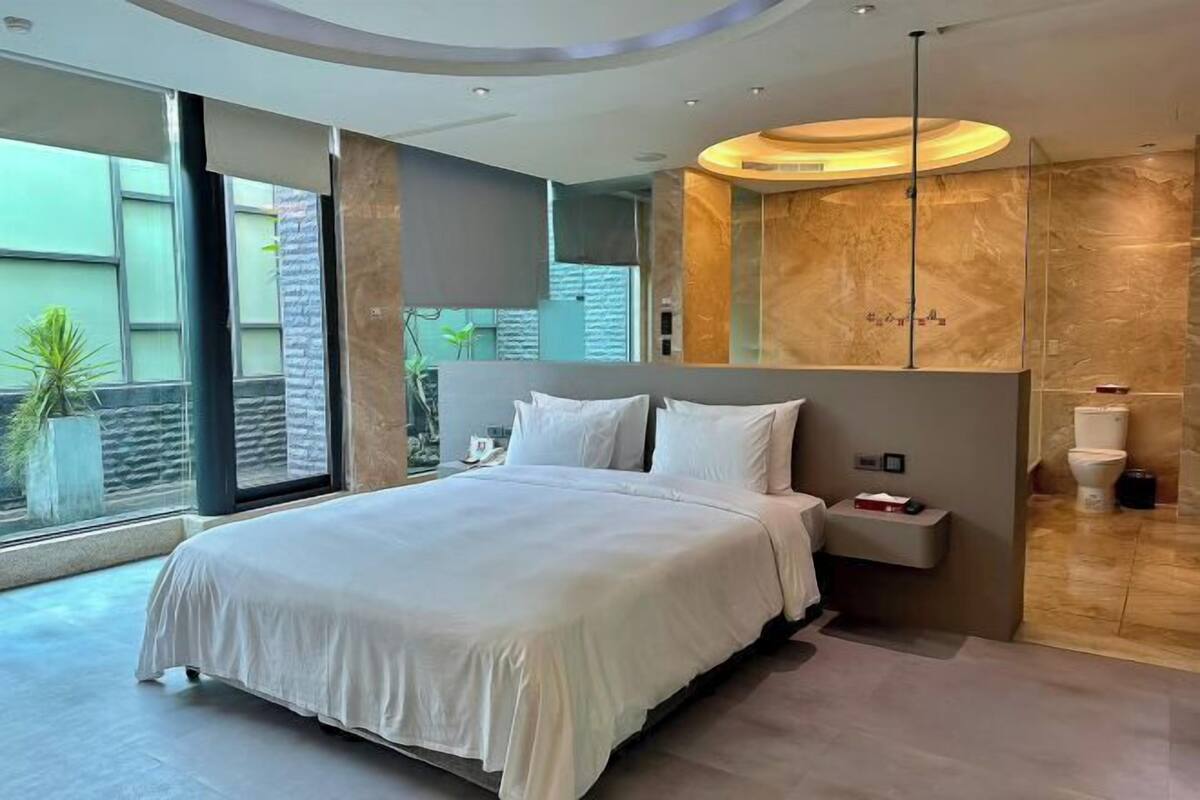 Skrivebord, mørklægningsgardiner, strygejern/strygebræt, gratis Wi-Fi