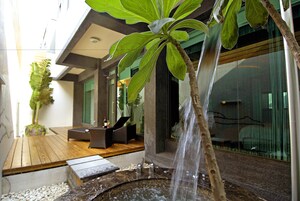 Escritorio, cortinas blackout y tabla de planchar con plancha 