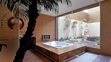 Superior Suite | Bathroom | Separate tub and shower, free toiletries, hair dryer, slippers