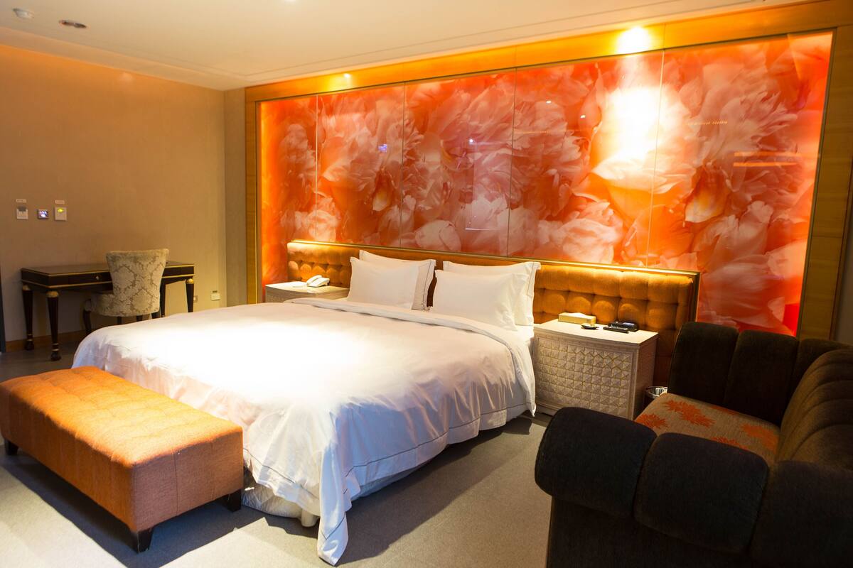 Suite (Check in time starts from 6pm) | Een bureau, verduisterende gordijnen, een strijkplank/strijkijzer