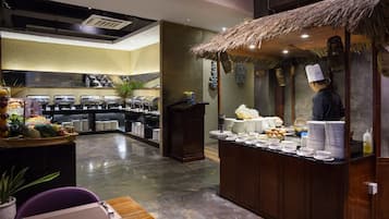 供應早餐、午餐及晚餐