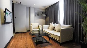 Junior Suite with Bath tup and City View | 高級寢具、記憶棉床墊、迷你吧、房內夾萬