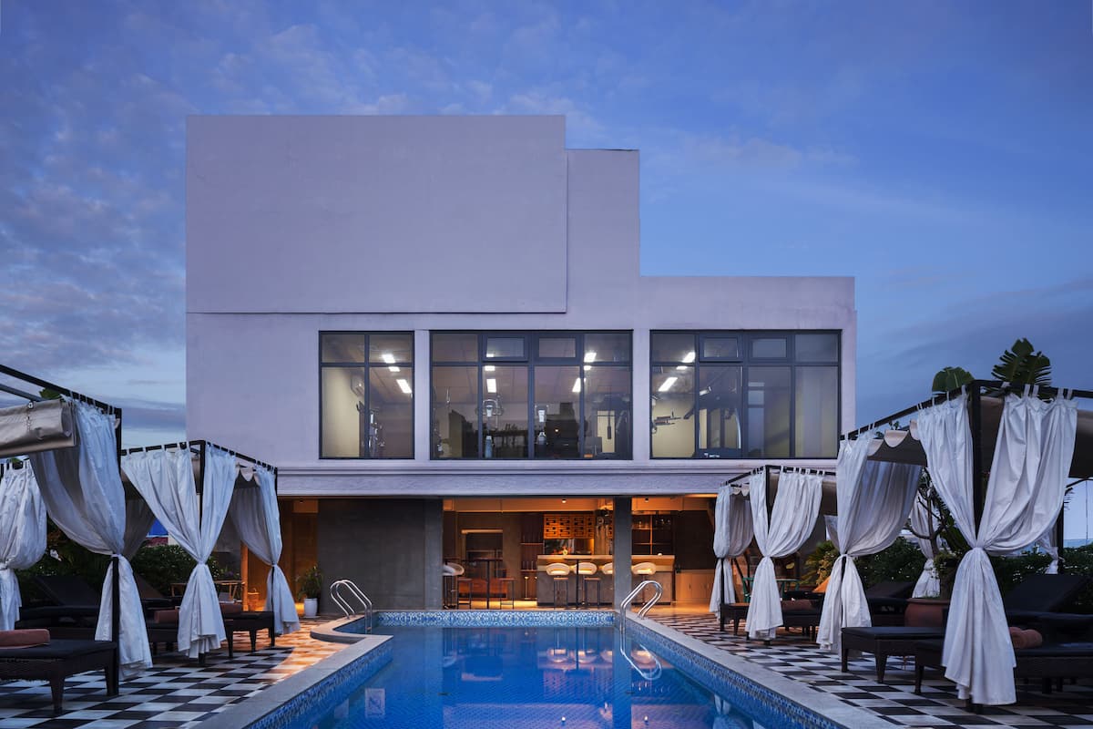 outdoor pool, open 6:00 am to 9:30 pm, pool umbrellas, pool loungers