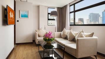 Junior Suite with Bath tup and City View | Living room | Flat-screen TV