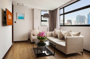 Junior Suite with Bath tup and City View | 客廳 | 平面電視