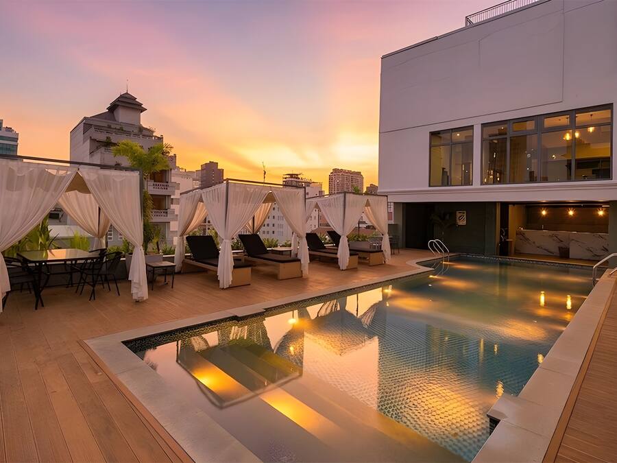 Una piscina al aire libre (de 06:00 a 21:30), sombrillas, tumbonas