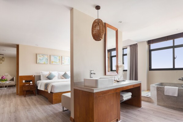 Suite ejecutiva, vista a la ciudad | Ropa de cama de alta calidad, camas con efecto memoria y minibar 