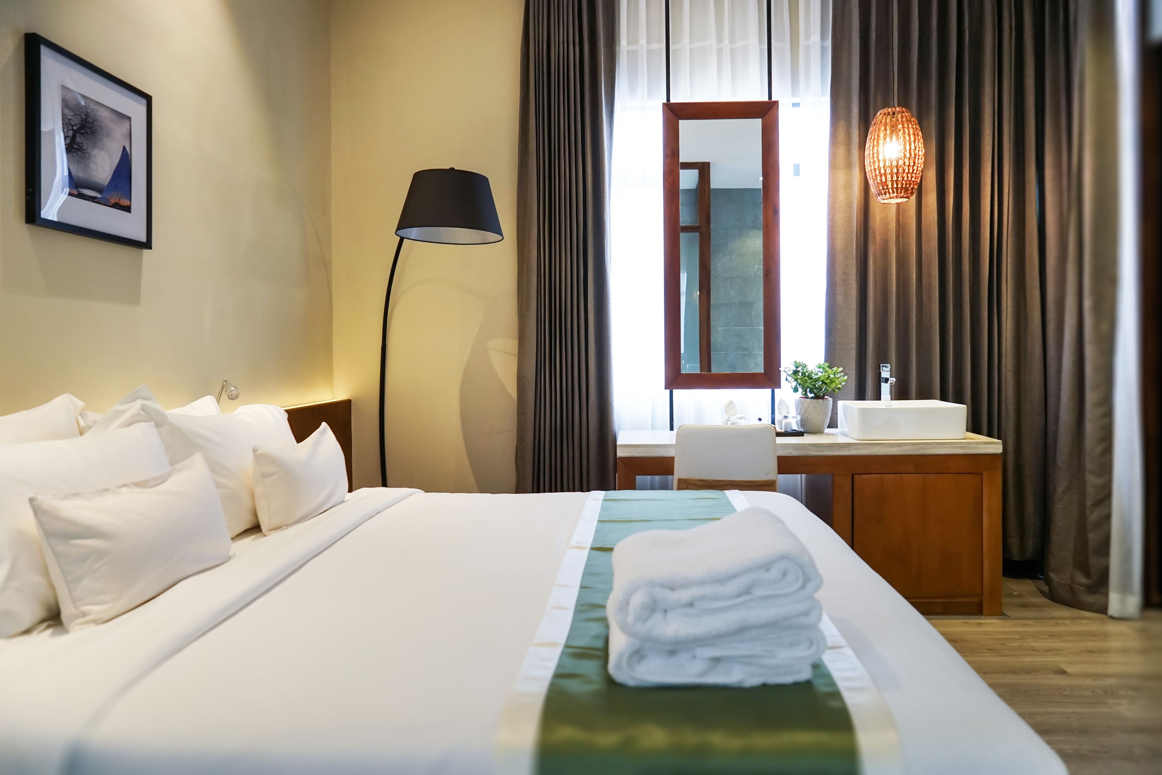 Junior Suite with Bath tup and City View | 高档床上用品、记忆海绵床垫、迷你吧、客房内保险箱