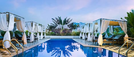 Piscine extérieure, parasols de plage, chaises longues