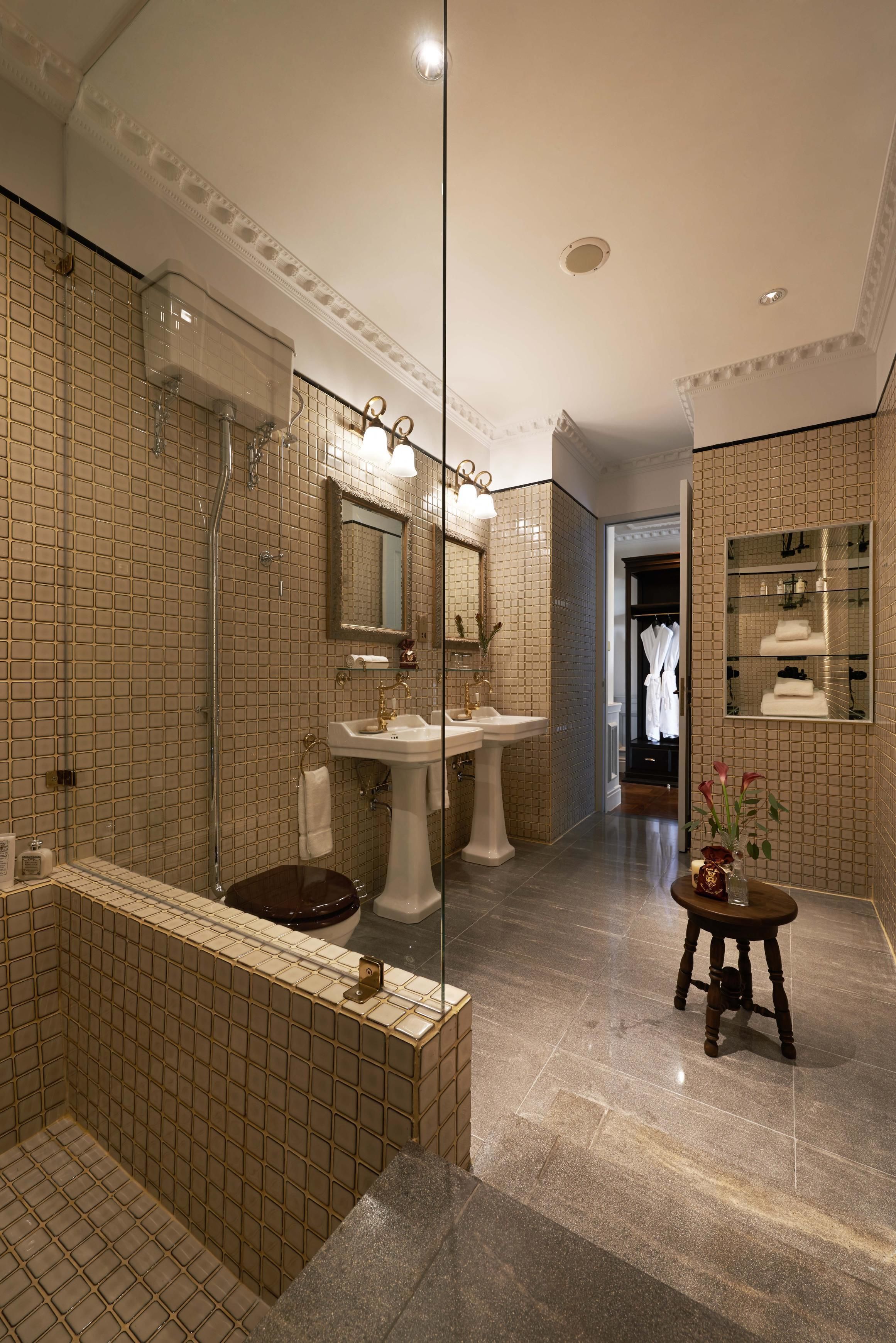 junior suite | bathroom | free toiletries, hair dryer, bathrobes, slippers