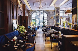 Melayani sarapan, makan siang, dan makan malam