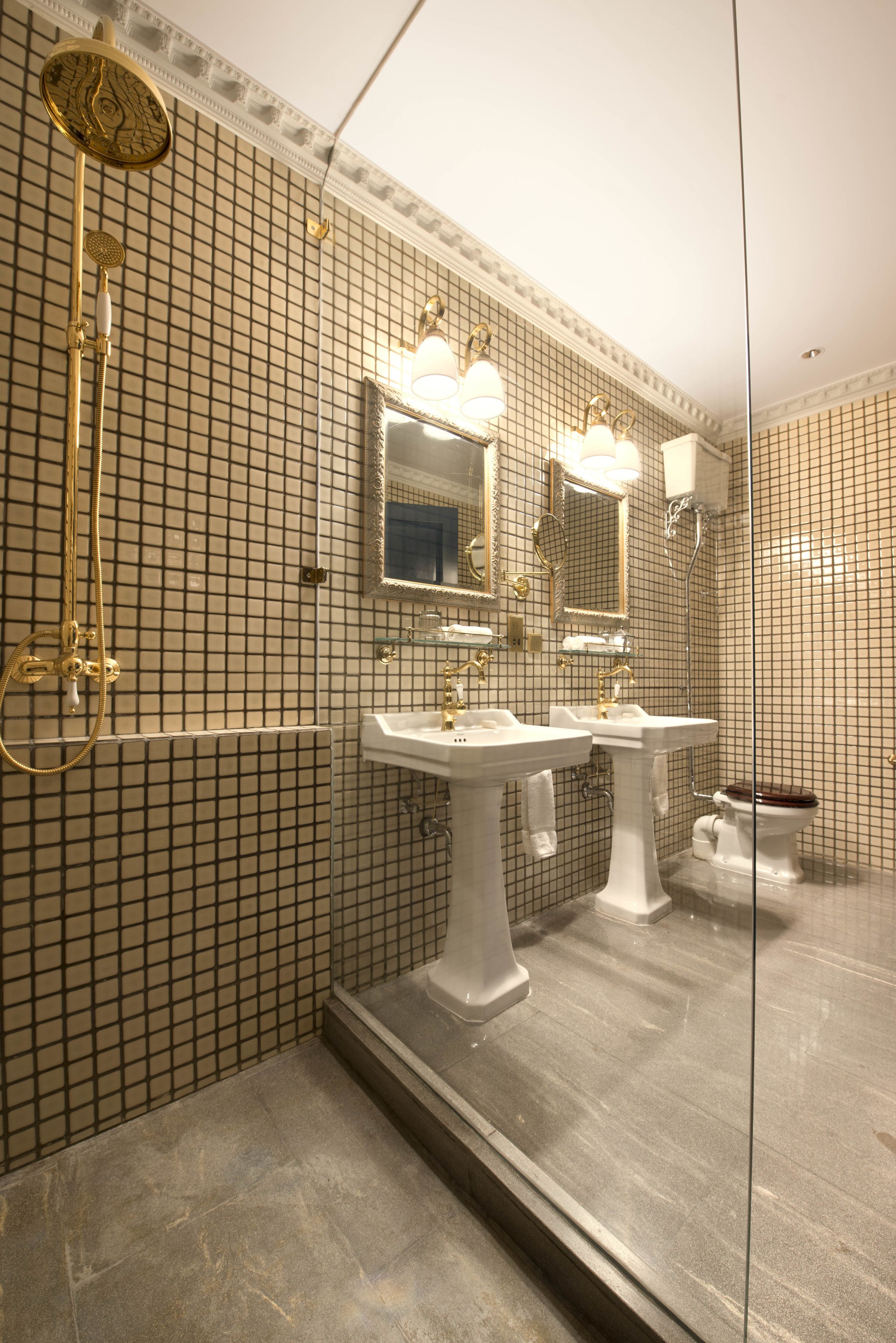 executive double room | bathroom | free toiletries, hair dryer, bathrobes, slippers