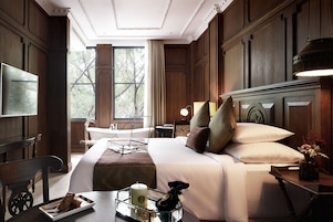 Wood Deluxe | Premium bedding, minibar, in-room safe, desk