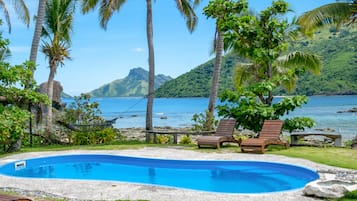3 outdoor pools, pool loungers
